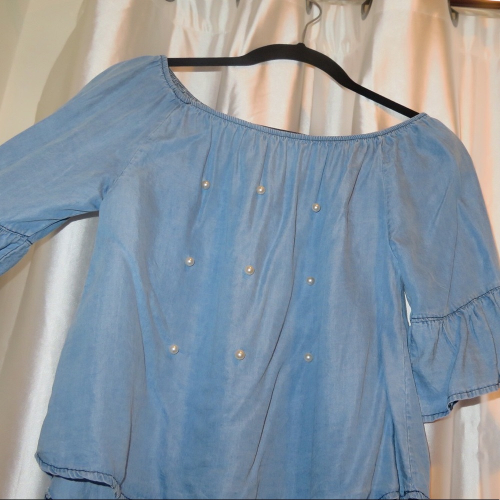 a BRAND new jean colored off the shoulder top✨